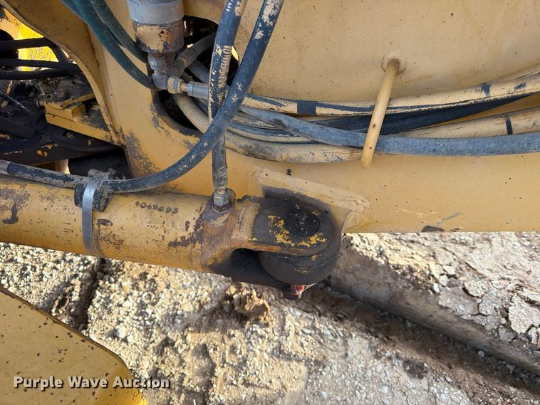 image for item FP4092 1994 John Deere 770B motor grader
