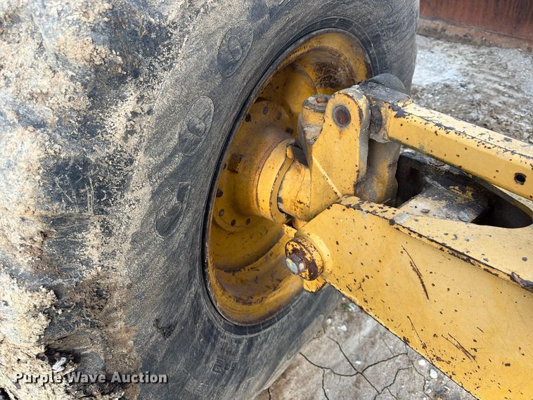 image for item FP4092 1994 John Deere 770B motor grader