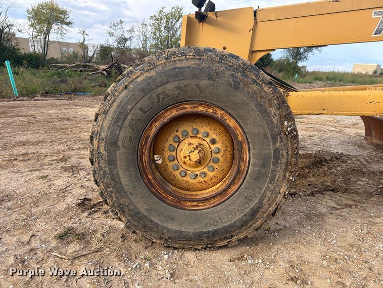 image for item FP4092 1994 John Deere 770B motor grader