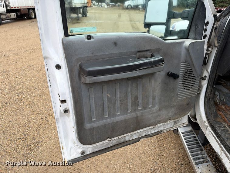 image for item FT5001 2015 Ford F-350 Crew Cab flatbed pickup truck