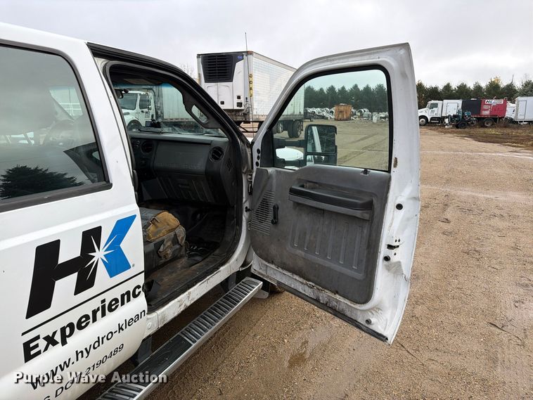 image for item FT5001 2015 Ford F-350 Crew Cab flatbed pickup truck