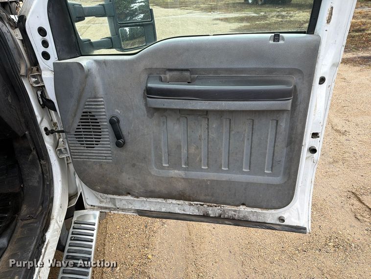 image for item FT5001 2015 Ford F-350 Crew Cab flatbed pickup truck