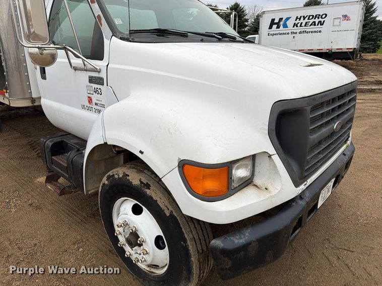 image for item FT5002 2000 Ford F650 Super Duty box truck