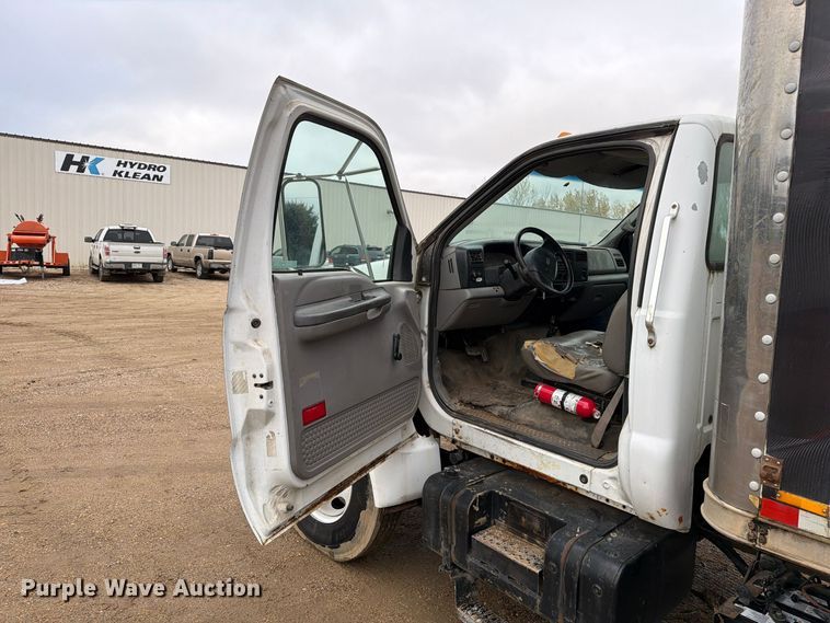 image for item FT5002 2000 Ford F650 Super Duty box truck