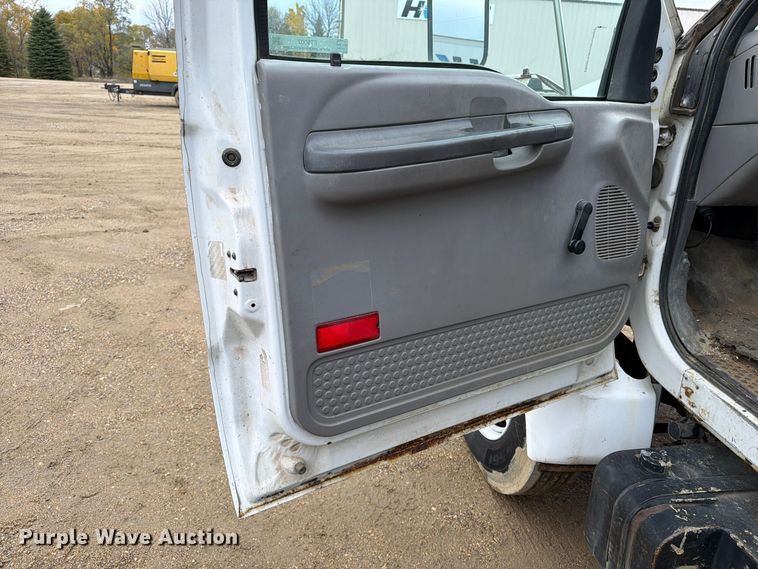 image for item FT5002 2000 Ford F650 Super Duty box truck