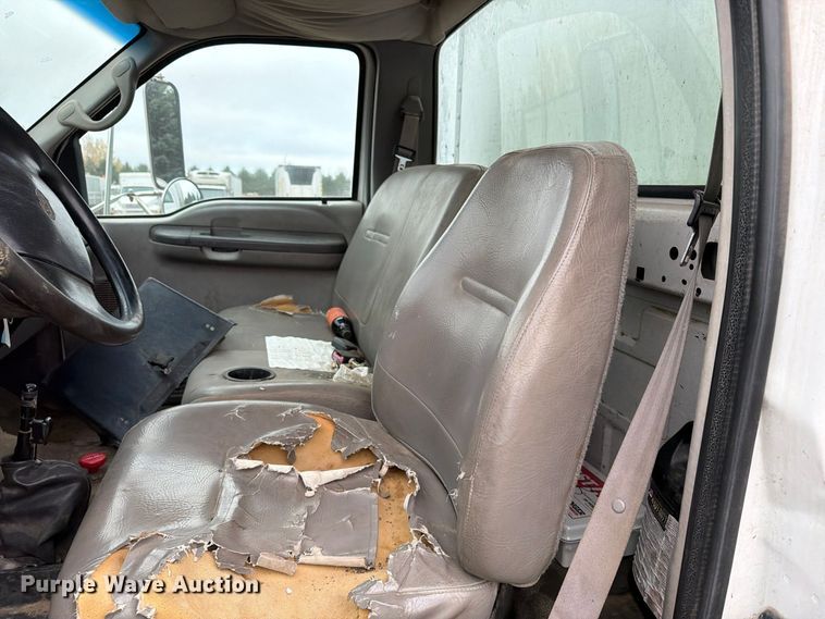 image for item FT5002 2000 Ford F650 Super Duty box truck