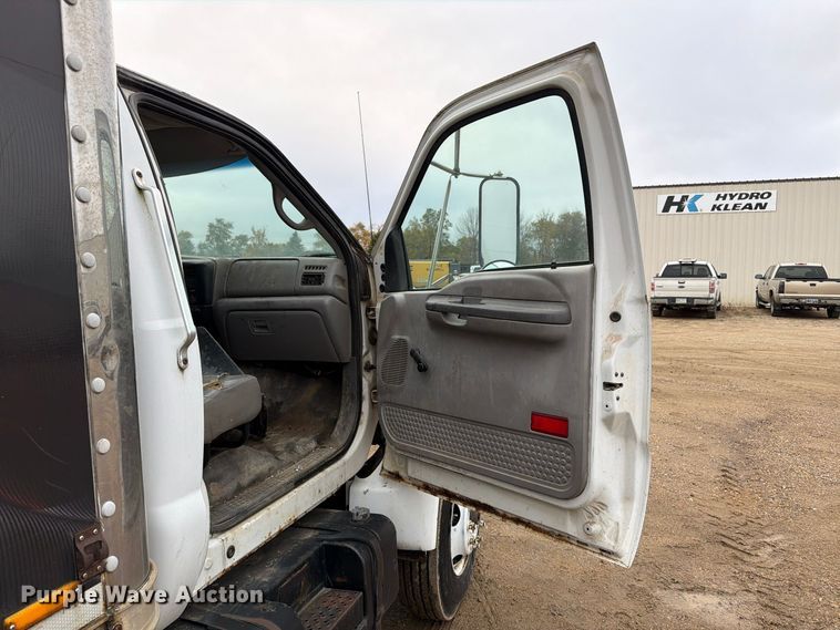 image for item FT5002 2000 Ford F650 Super Duty box truck