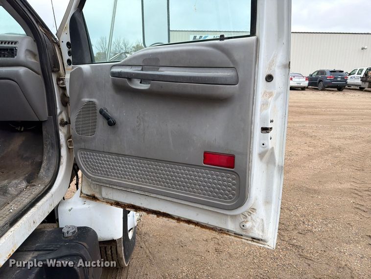 image for item FT5002 2000 Ford F650 Super Duty box truck