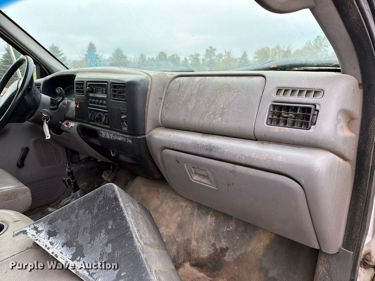 image for item FT5002 2000 Ford F650 Super Duty box truck