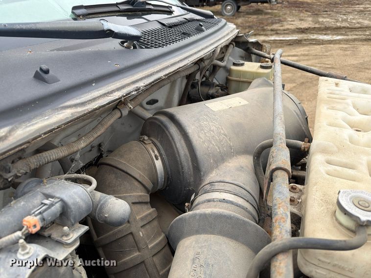 image for item FT5002 2000 Ford F650 Super Duty box truck