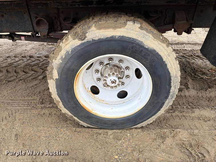 image for item FT5002 2000 Ford F650 Super Duty box truck