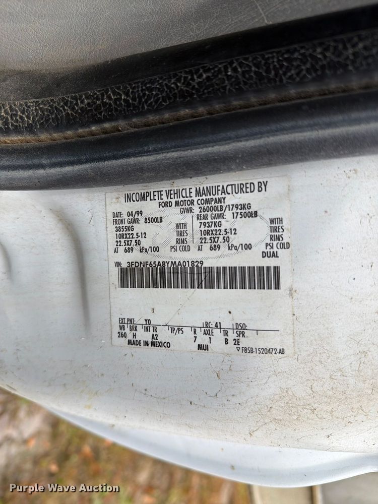 image for item FT5002 2000 Ford F650 Super Duty box truck