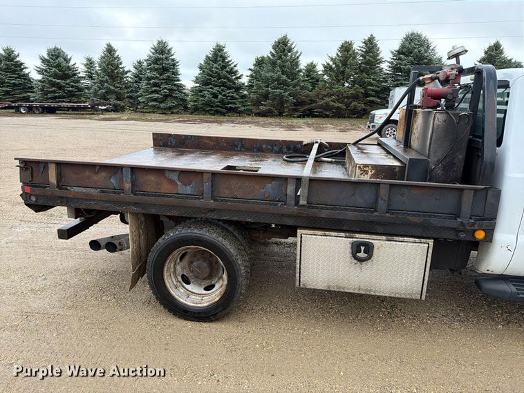 image for item FT5006 2011 Ford F550 flatbed truck