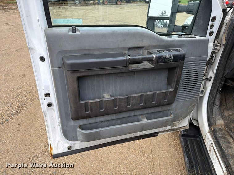 image for item FT5006 2011 Ford F550 flatbed truck