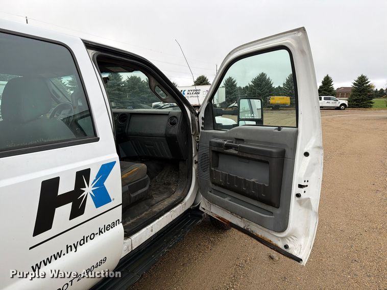 image for item FT5006 2011 Ford F550 flatbed truck
