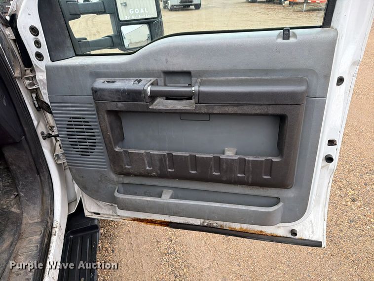 image for item FT5006 2011 Ford F550 flatbed truck