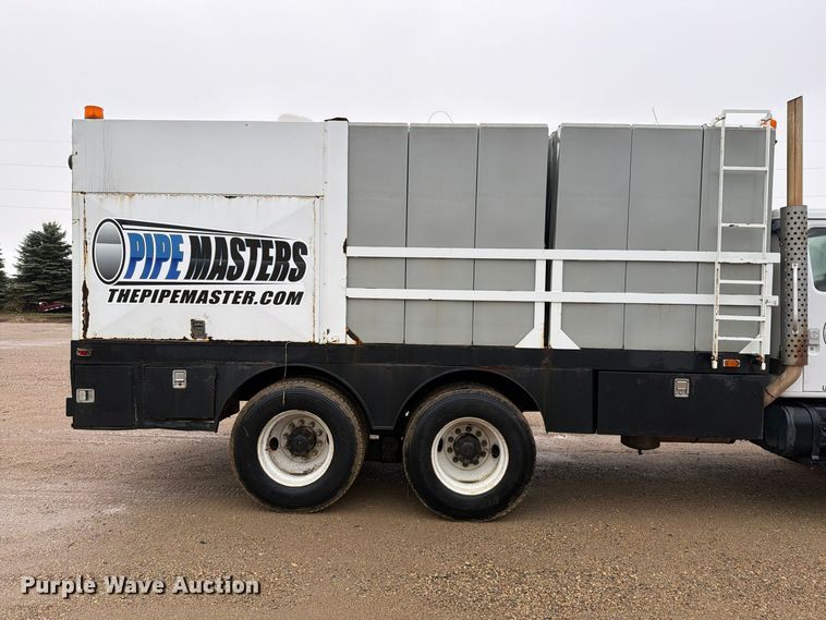image for item FT5008 2001 International 4900 sewer jetter truck