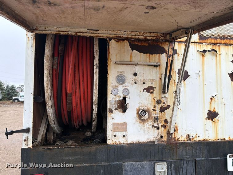 image for item FT5008 2001 International 4900 sewer jetter truck