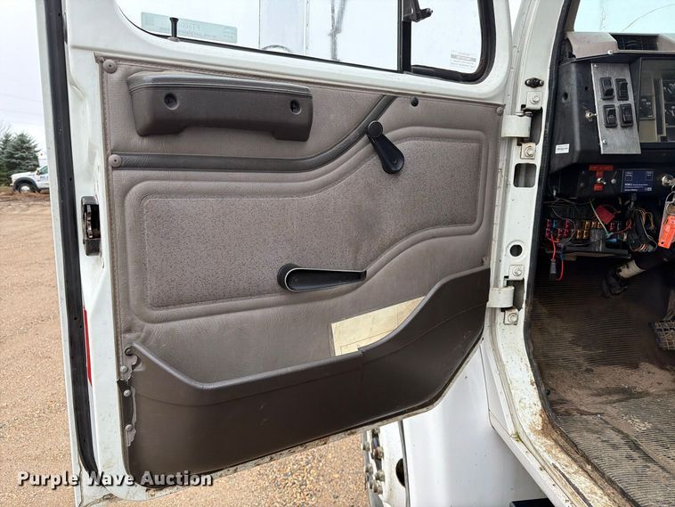 image for item FT5008 2001 International 4900 sewer jetter truck