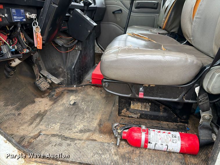 image for item FT5008 2001 International 4900 sewer jetter truck