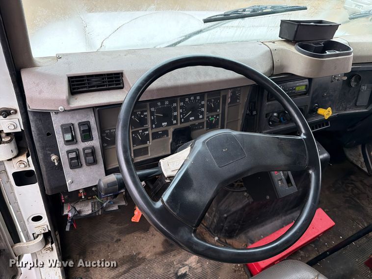 image for item FT5008 2001 International 4900 sewer jetter truck