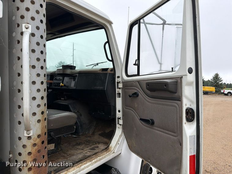 image for item FT5008 2001 International 4900 sewer jetter truck