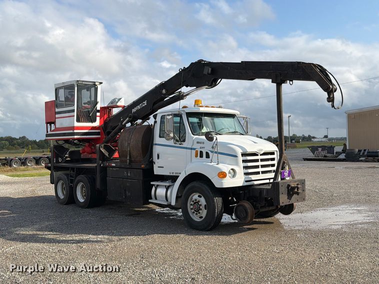 image for item FT6482 2000 Sterling L7500 grapple truck