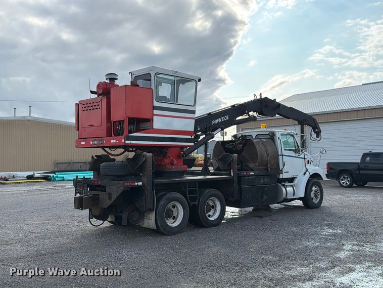 image for item FT6482 2000 Sterling L7500 grapple truck