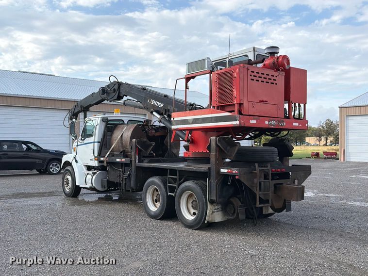 image for item FT6482 2000 Sterling L7500 grapple truck