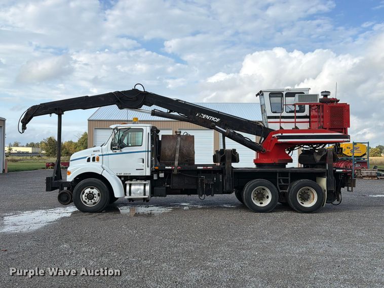 image for item FT6482 2000 Sterling L7500 grapple truck