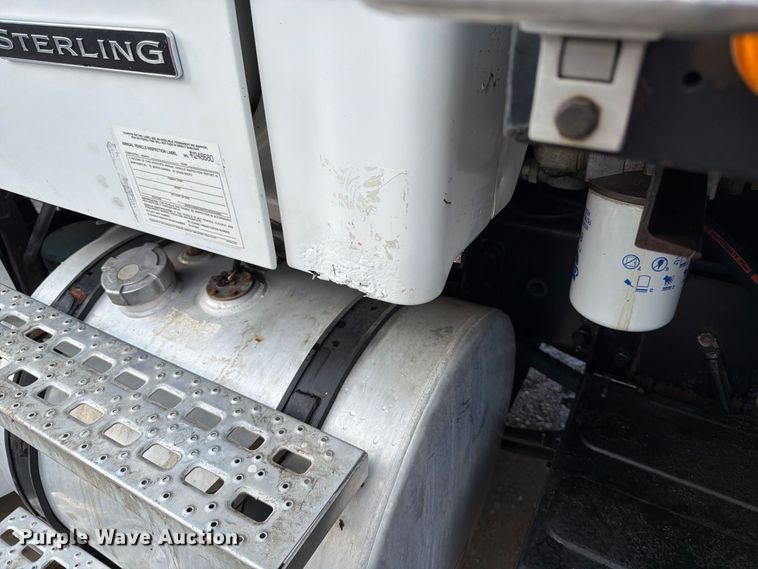 image for item FT6482 2000 Sterling L7500 grapple truck