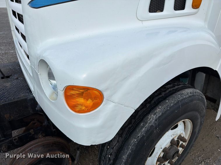 image for item FT6482 2000 Sterling L7500 grapple truck