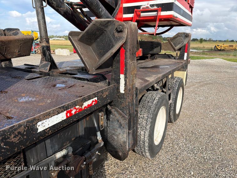 image for item FT6482 2000 Sterling L7500 grapple truck
