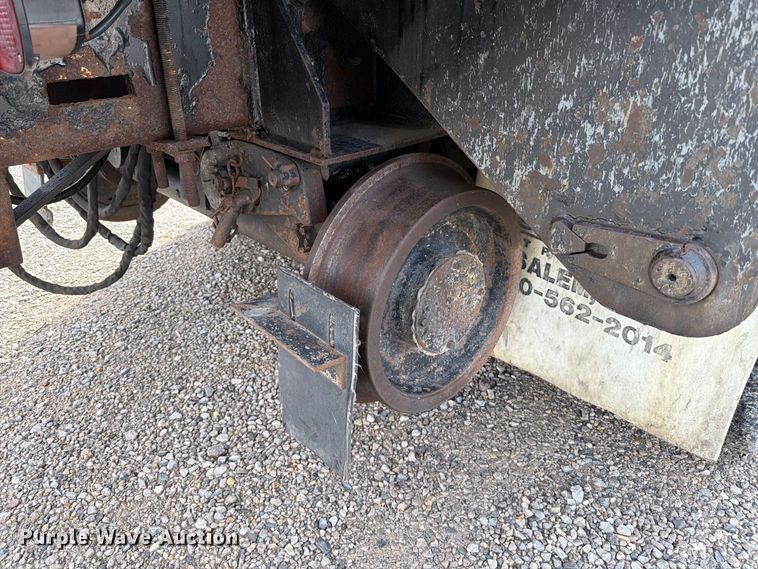 image for item FT6482 2000 Sterling L7500 grapple truck