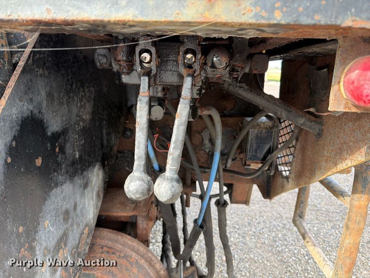 image for item FT6482 2000 Sterling L7500 grapple truck