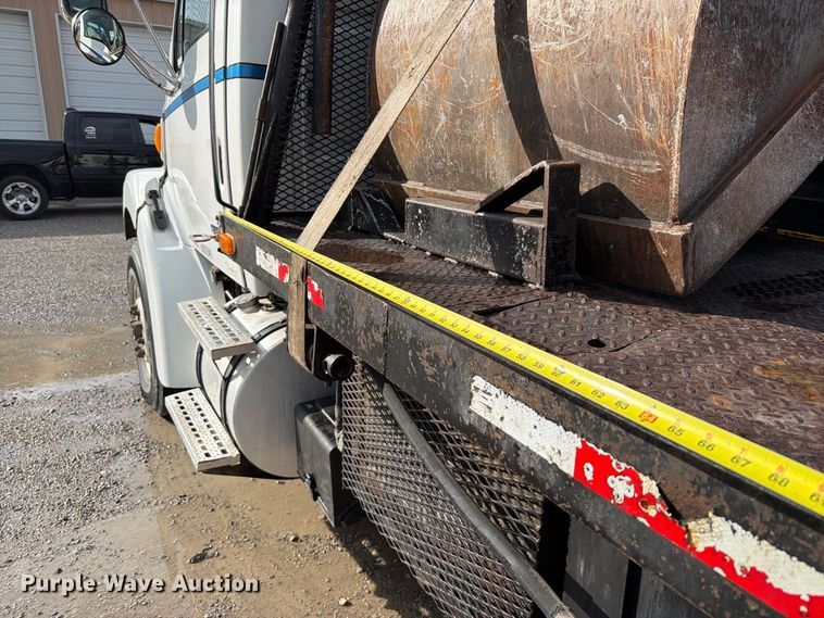 image for item FT6482 2000 Sterling L7500 grapple truck