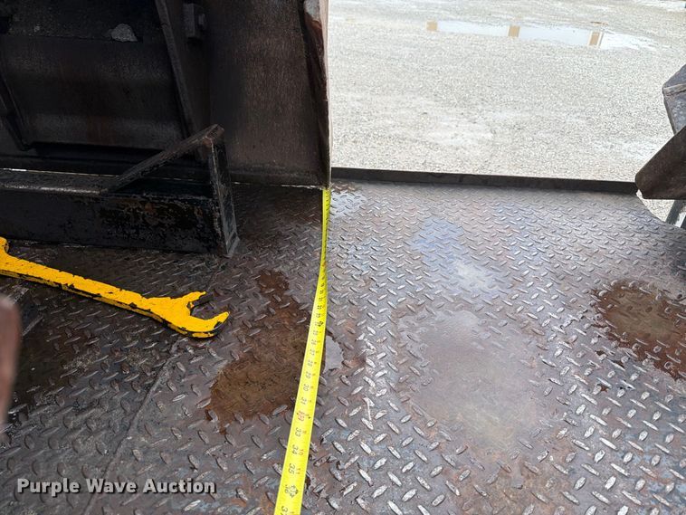 image for item FT6482 2000 Sterling L7500 grapple truck
