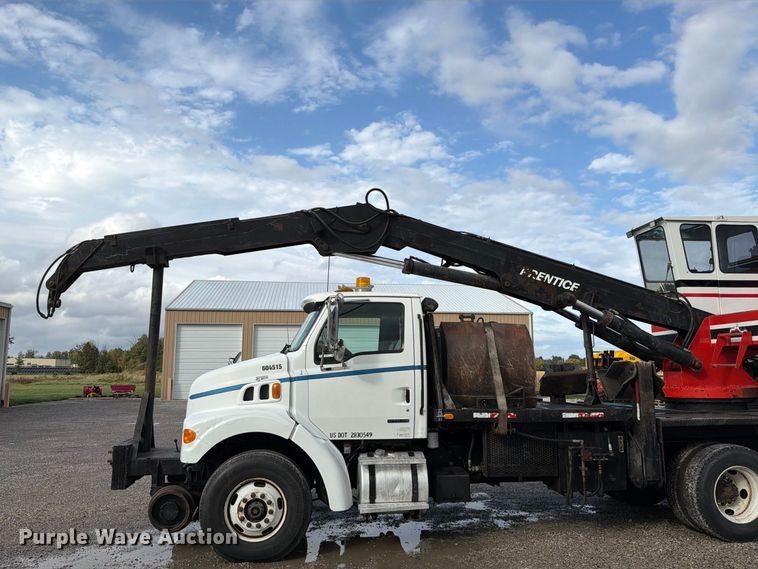 image for item FT6482 2000 Sterling L7500 grapple truck