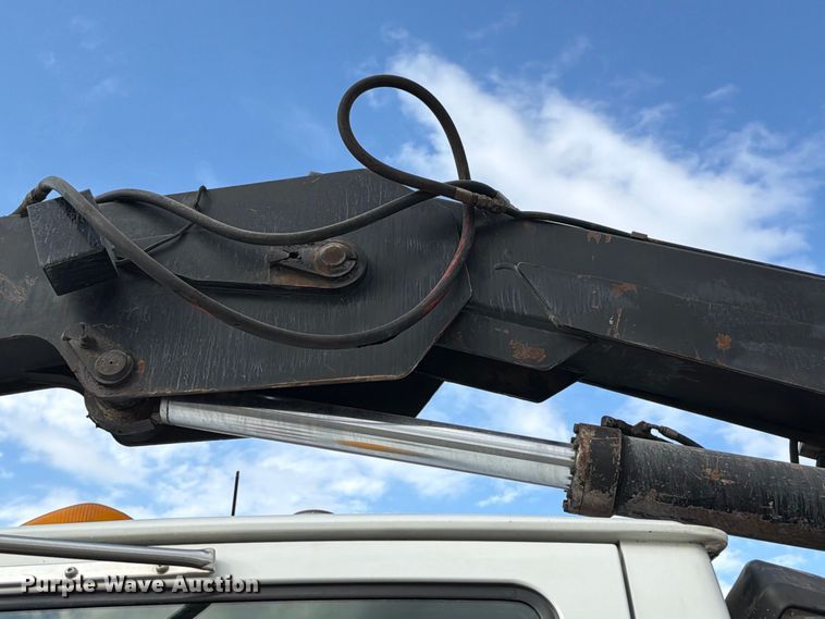 image for item FT6482 2000 Sterling L7500 grapple truck