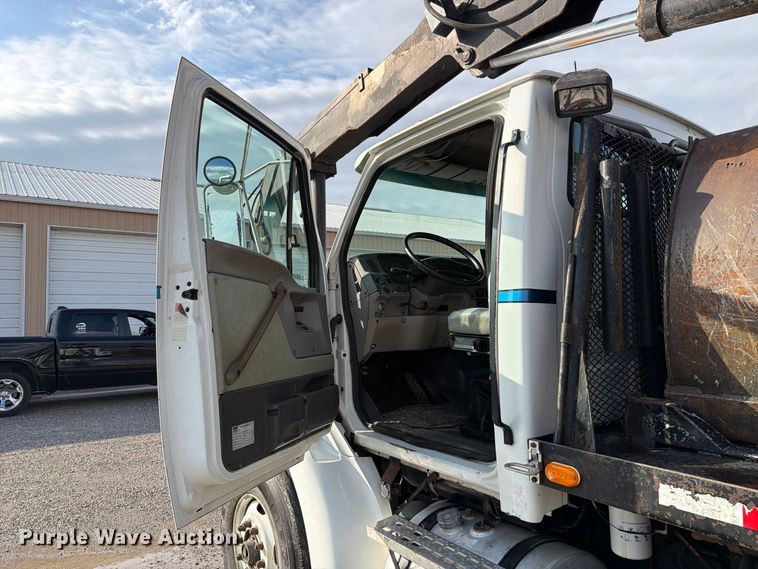 image for item FT6482 2000 Sterling L7500 grapple truck
