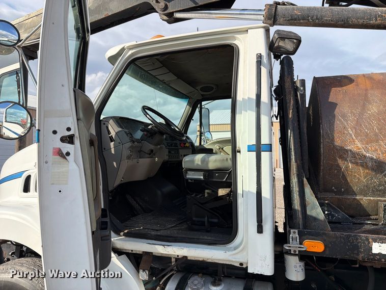 image for item FT6482 2000 Sterling L7500 grapple truck