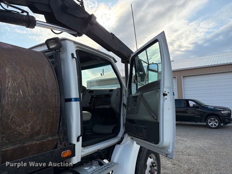 image for item FT6482 2000 Sterling L7500 grapple truck
