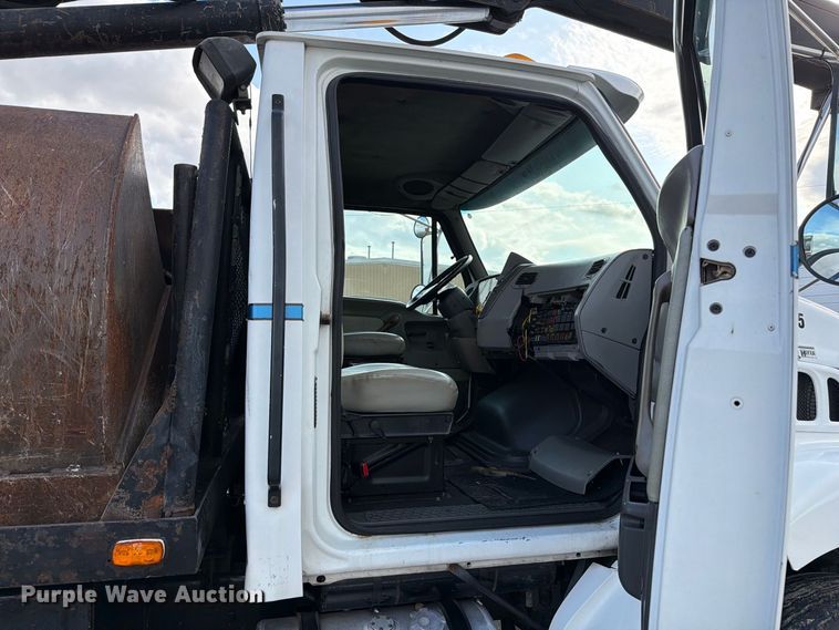 image for item FT6482 2000 Sterling L7500 grapple truck