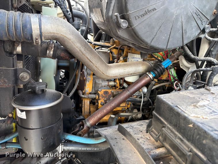 image for item FT6482 2000 Sterling L7500 grapple truck