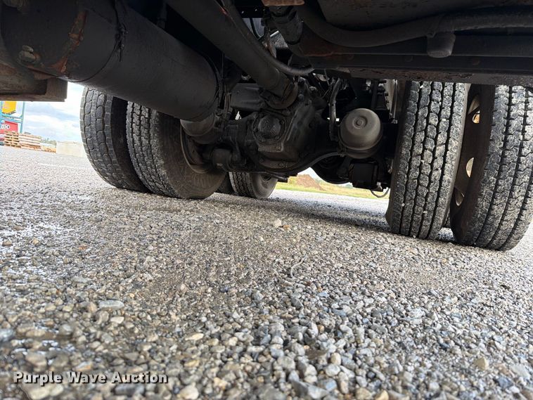 image for item FT6482 2000 Sterling L7500 grapple truck