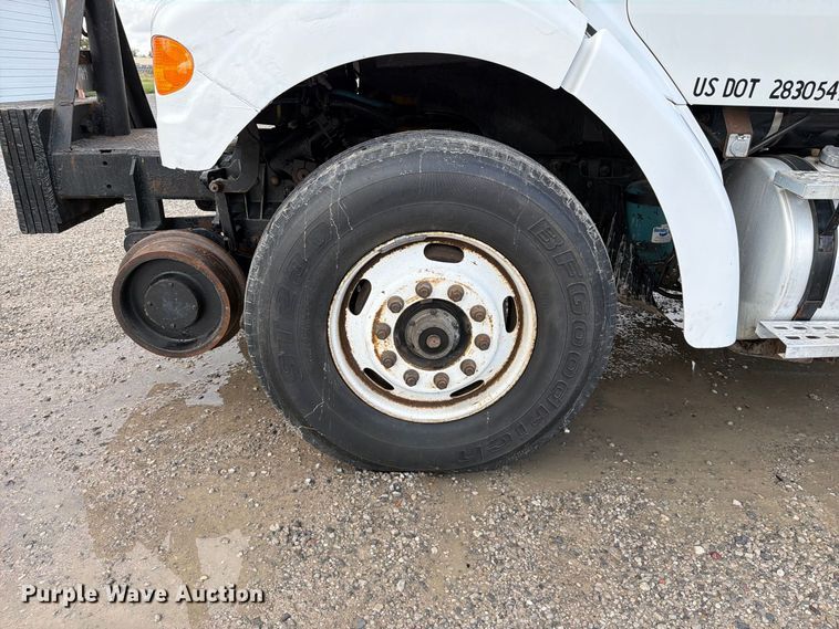 image for item FT6482 2000 Sterling L7500 grapple truck