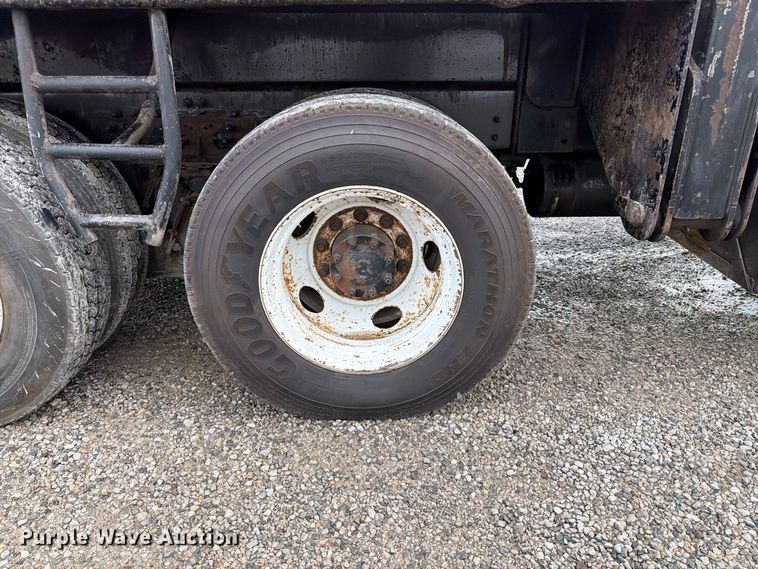 image for item FT6482 2000 Sterling L7500 grapple truck