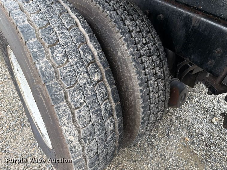image for item FT6482 2000 Sterling L7500 grapple truck