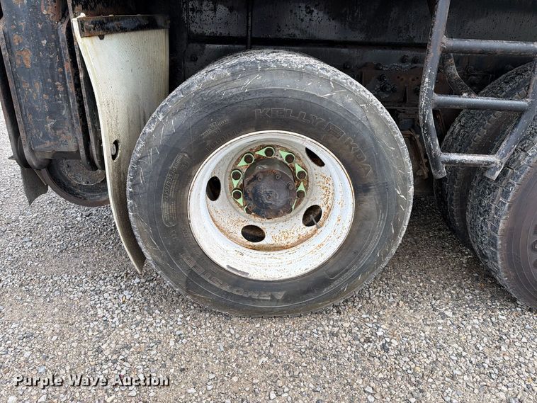 image for item FT6482 2000 Sterling L7500 grapple truck
