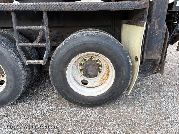 image for item FT6482 2000 Sterling L7500 grapple truck